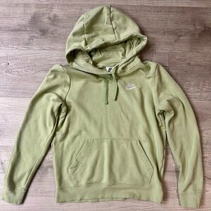 Nike Sportswear Club Fleece
Women's Pullover Hoodie - Sage Green